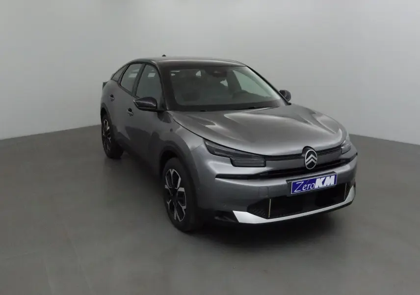 Citroën C4 2025 gris Mercury et noir, vue 3/4 avant mettant en valeur ses lignes modernes et ses jantes stylées.