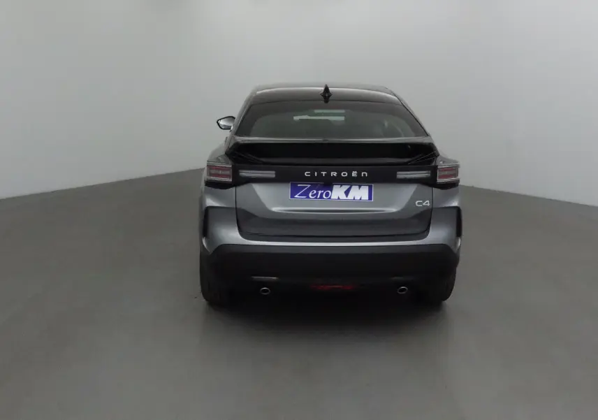 Vue arrière d'une Citroën C4 1.2 Hybrid 136 Business Edition gris Mercury et noir avec feux LED et double sortie d'échappement.