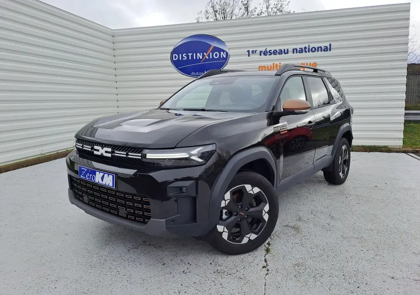 SUV Dacia Bigster noir nacré vu en 3/4 avant droit, avec jantes bicolores et rétroviseurs couleur cuivre.