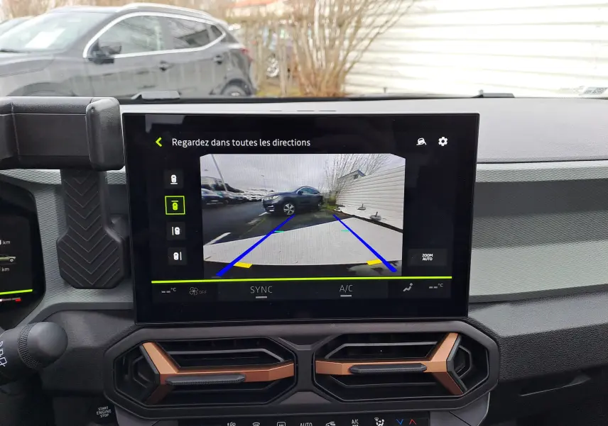 Vue intérieure sur l’écran multimédia affichant la caméra de recul avec un Dacia Bigster noir nacré en arrière-plan.