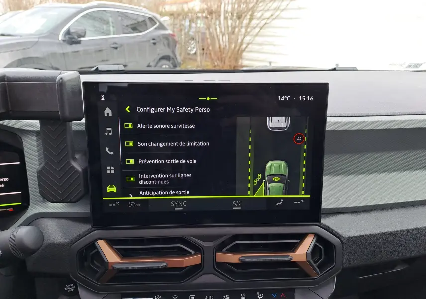 Vue intérieure centrée sur l'écran tactile du tableau de bord du Dacia Bigster 2025, affichant les réglages de sécurité.