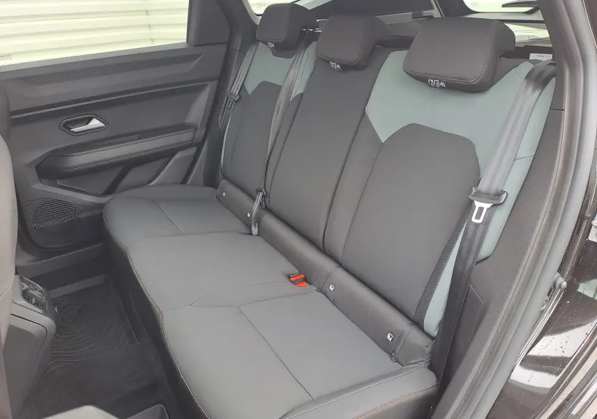 Vue latérale droite de la banquette arrière grise et noire du Dacia Bigster 2025, avec ceinture de sécurité visible.