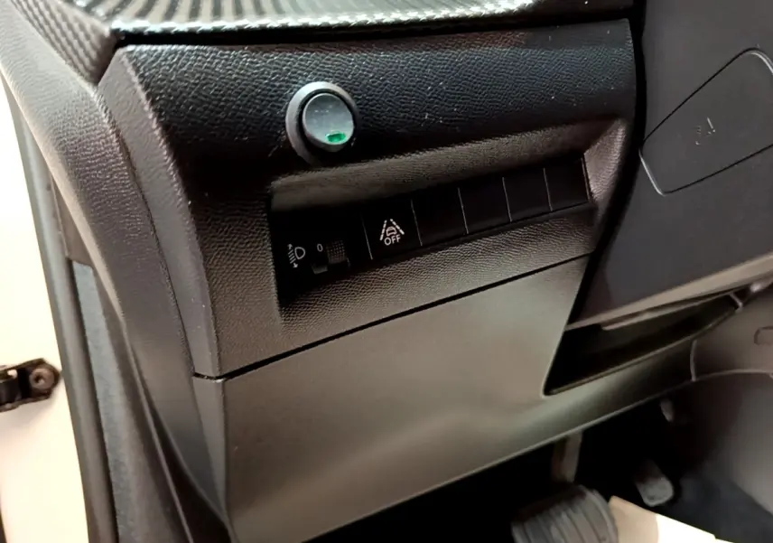 Détail du tableau de bord côté gauche noir de la Peugeot 208 électrique Active Business R 2022.