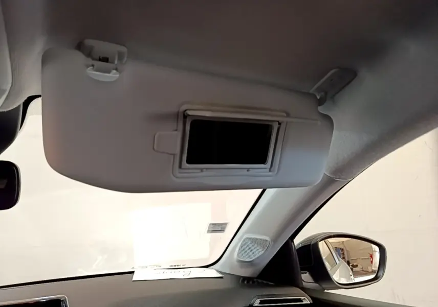 Intérieur du Peugeot 208 électrique blanc 2022, vue sur pare-soleil avec miroir et rétroviseur côté droit.