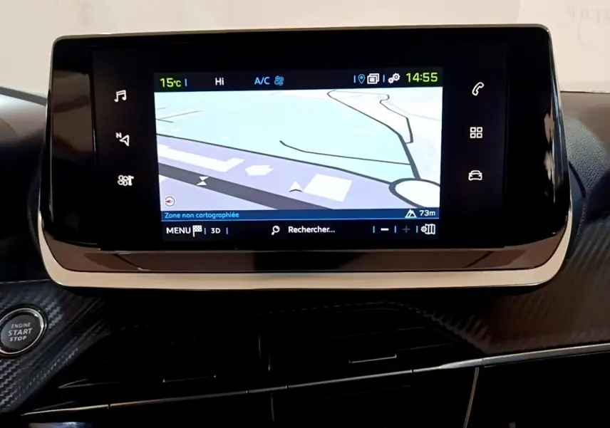 Écran tactile central avec navigation affichée dans l’habitacle noir de la Peugeot 208 électrique blanche, vue intérieure frontale.