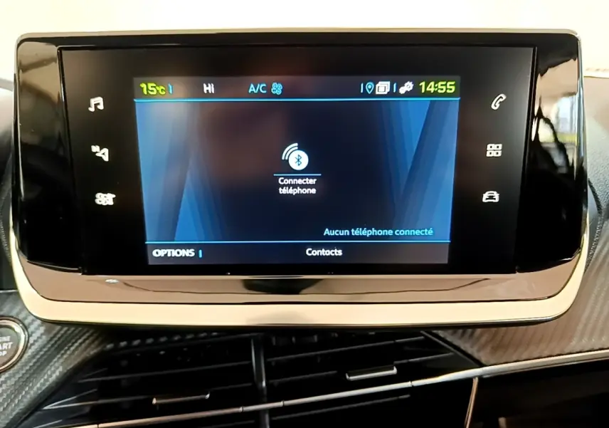 Écran tactile central affichant la connexion Bluetooth dans l’habitacle d’une Peugeot 208 électrique blanche.
