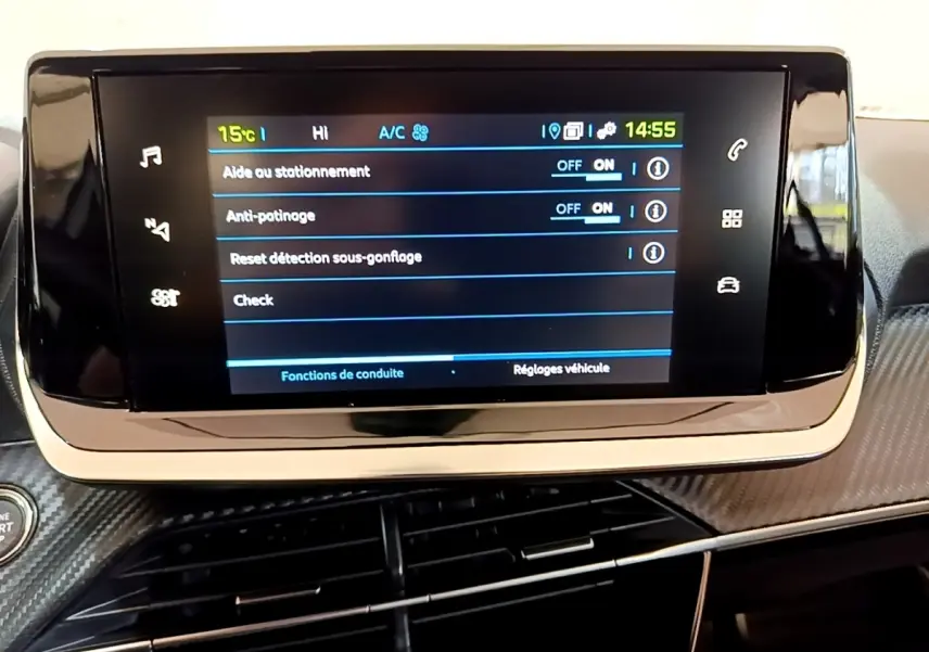 Écran tactile central du tableau de bord de la Peugeot 208 électrique Active Business R, affichant les aides à la conduite.