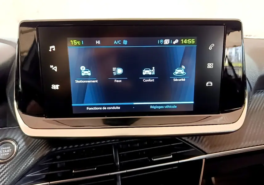 Écran tactile central du tableau de bord de la Peugeot 208 électrique Active Business R, vue frontale rapprochée.