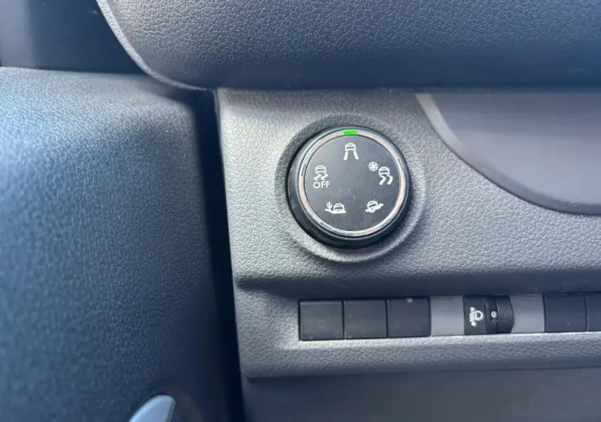 Gros plan sur le bouton de sélection des modes de conduite du Peugeot Expert Fourgon blanc, tableau de bord noir.