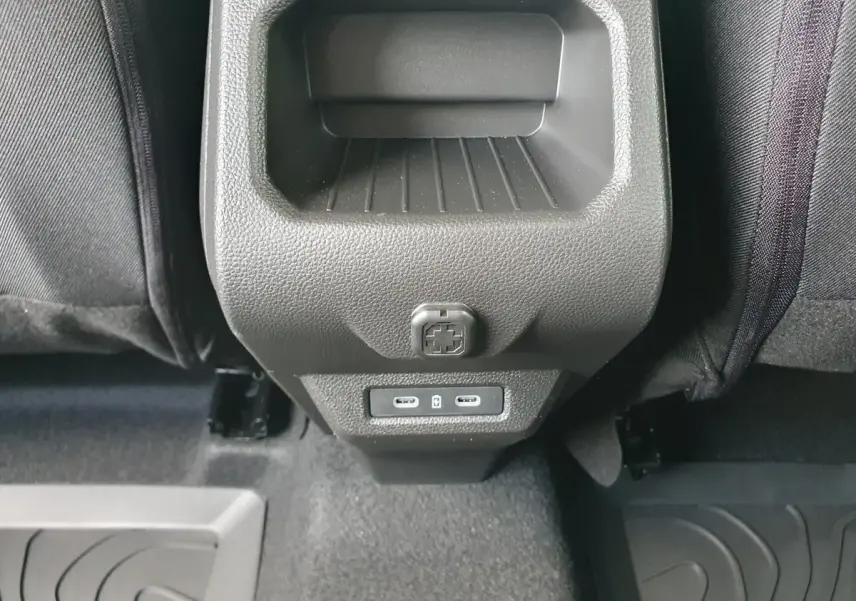 Vue rapprochée des prises USB type C à l'arrière de la console centrale du Dacia Duster gris schiste.
