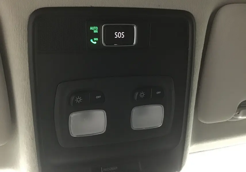 Plafonnier intérieur avec bouton SOS et commandes d’éclairage dans une Renault Clio V gris schiste, version 2025.