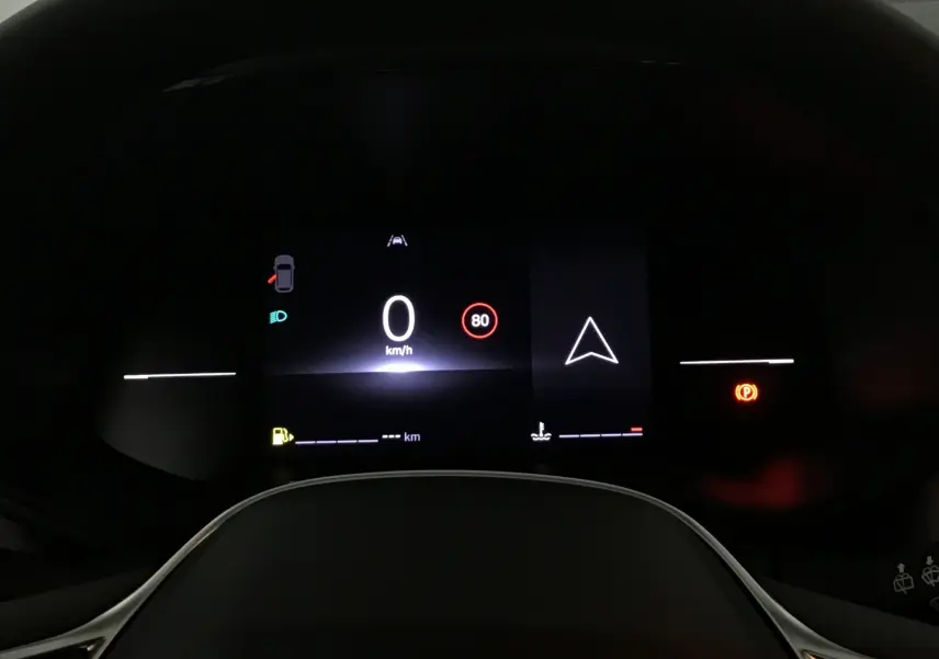 Tableau de bord numérique de la Renault Clio V gris schiste, affichant la vitesse à 0 km/h et le limiteur à 80 km/h.