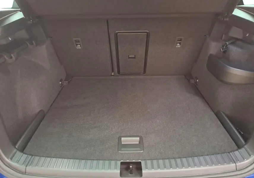Coffre spacieux du Skoda Karoq 2025 Bleu RS, plancher de chargement variable visible en partie basse.