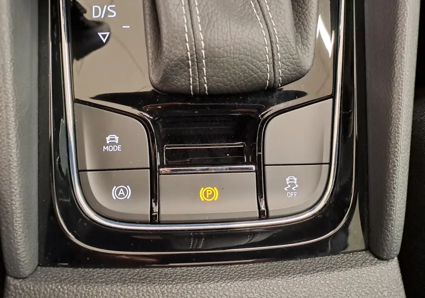 Gros plan sur la console centrale du Skoda Karoq 1.5 TSI 150 DSG7 Sportline avec levier de vitesse cuir et boutons de contrôle.