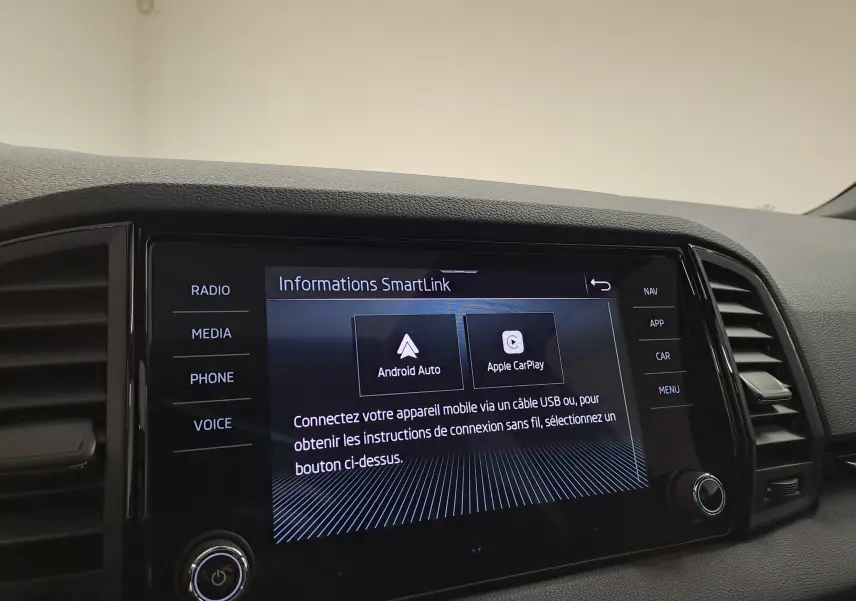 Écran tactile central du Skoda Karoq 2025 affichant les options Android Auto et Apple CarPlay.