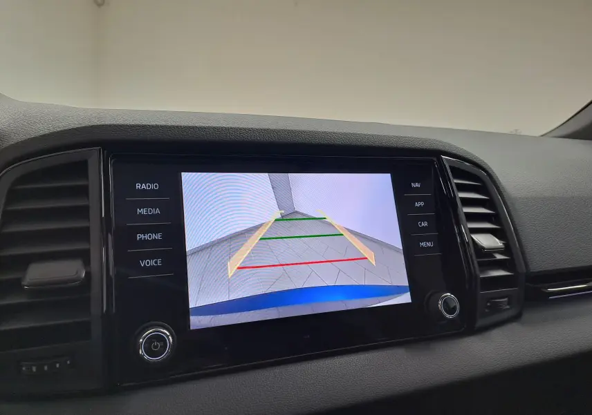 Écran central affichant la caméra de recul du Skoda Karoq Bleu RS, vue intérieure du tableau de bord.