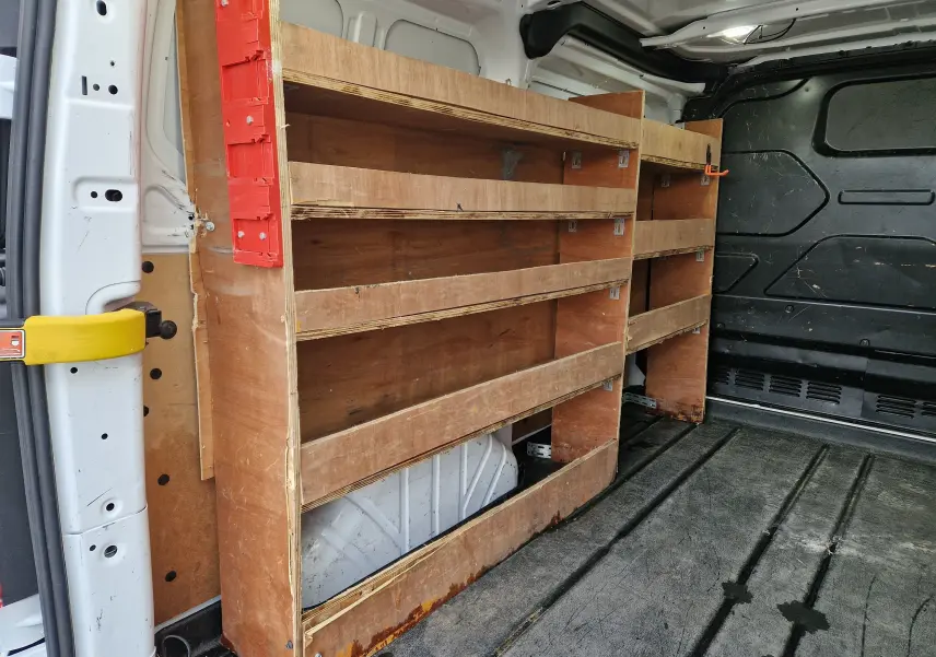 Ford Transit Custom blanc vu en 3/4 arrière droit, fourgon utilitaire avec caméra de recul et attelage.