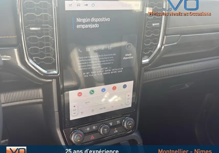 Vue rapprochée de la console centrale tactile du Ford Ranger noir 2025, avec commandes climatisation et écran multimédia.
