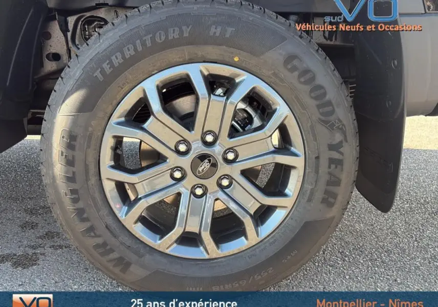 Gros plan sur la jante alliage 18 pouces et pneu Goodyear du Ford Ranger noir 2025, version Wildtrak.
