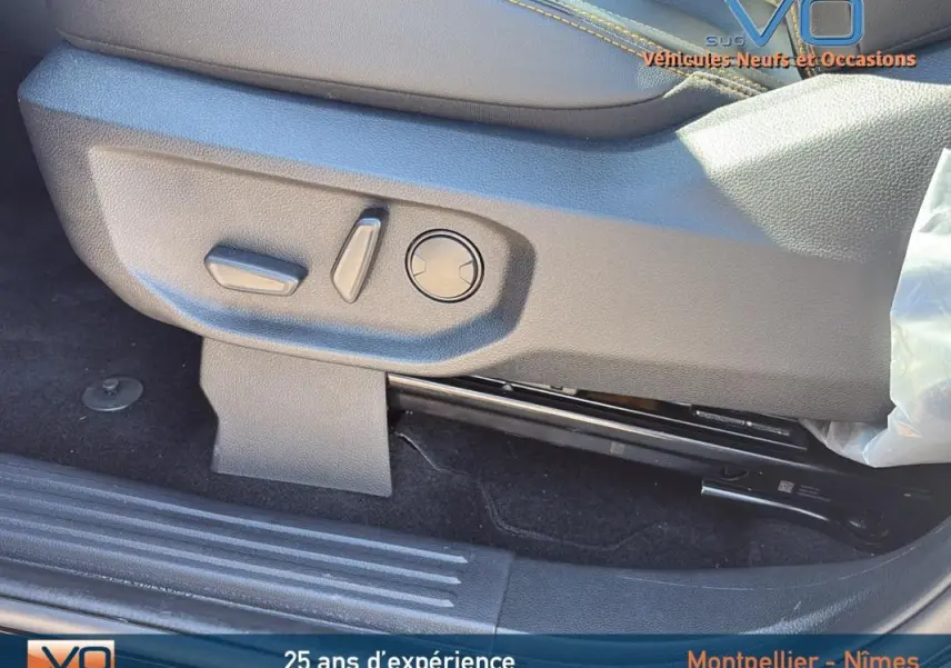 Détail des commandes de réglage électrique du siège conducteur noir du Ford Ranger Wildtrak 2025, vue côté gauche.