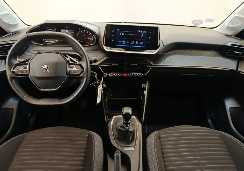 Intérieur Peugeot 208 PureTech 100 S&S Style 2022, vue avant centrée sur volant cuir, tableau de bord et écran tactile.