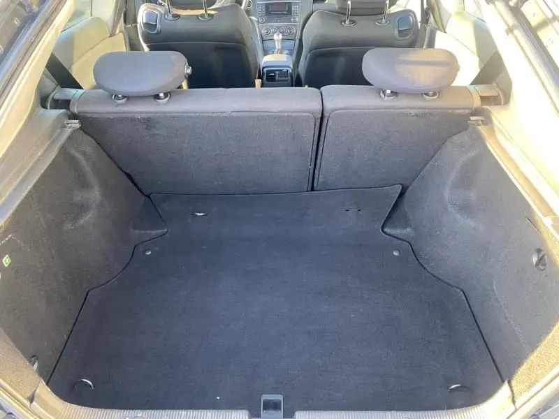 Coffre ouvert vu de l'arrière d'une Mercedes Classe C Coupé Sport 220 CDI gris foncé métal de 2008.