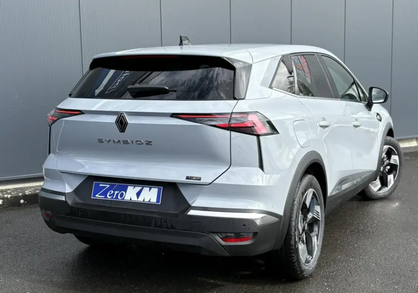 Vue 3/4 arrière droite du Renault SYMBIOZ gris Rafale avec feux arrière LED et jantes 18 pouces Gravity.