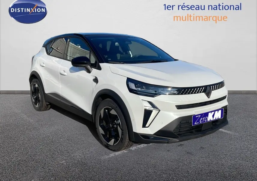 Renault Captur E-Tech blanc nacré avec toit noir, vue 3/4 avant droit mettant en valeur ses lignes modernes.