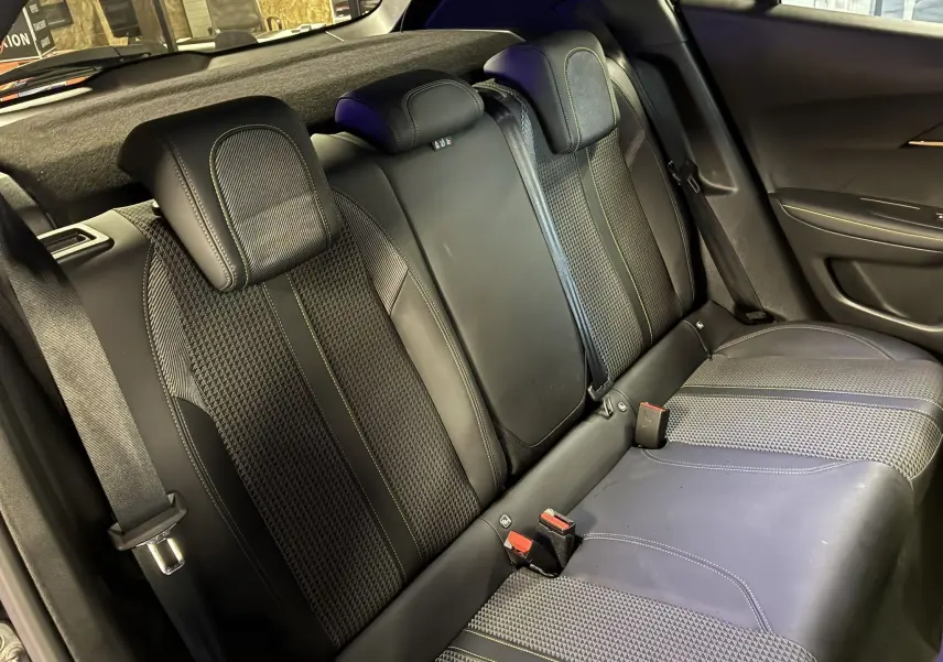 Banquette arrière en tissu noir avec surpiqûres jaunes du Peugeot 2008 1.5 BlueHDi GT Line, vue côté droit intérieur.