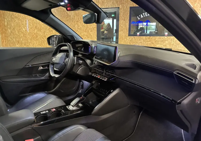 Intérieur noir du Peugeot 2008 1.5 BlueHDi 130 GT Line, vue côté conducteur avec tableau de bord et écran tactile central.