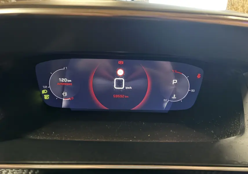 Affichage numérique du tableau de bord du Peugeot 2008 noir, montrant la vitesse à 0 km/h et l'autonomie restante de 120 km.