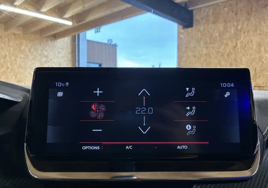 Écran tactile intérieur de la Peugeot 2008 noir 2020 montrant les réglages de climatisation à 22 degrés