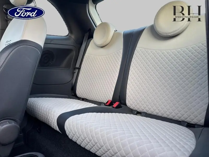 Vue intérieure arrière de la banquette matelassée blanche et noire de la FIAT 500 Dolcevita 2022.