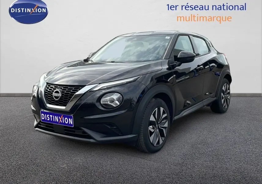 Nissan Juke noir perle métal en 3/4 avant droit, mettant en valeur ses optiques rondes et sa calandre distinctive.