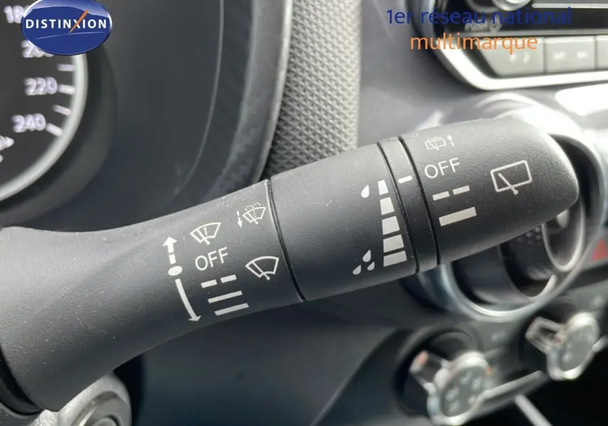 Gros plan sur la commande des essuie-glaces du Nissan Juke noir perle métal, intérieur gris foncé visible en arrière-plan.