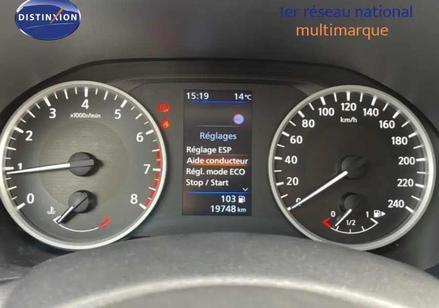 Vue rapprochée du tableau de bord du Nissan Juke noir perle 2023, affichant compte-tours, vitesse et écran central.