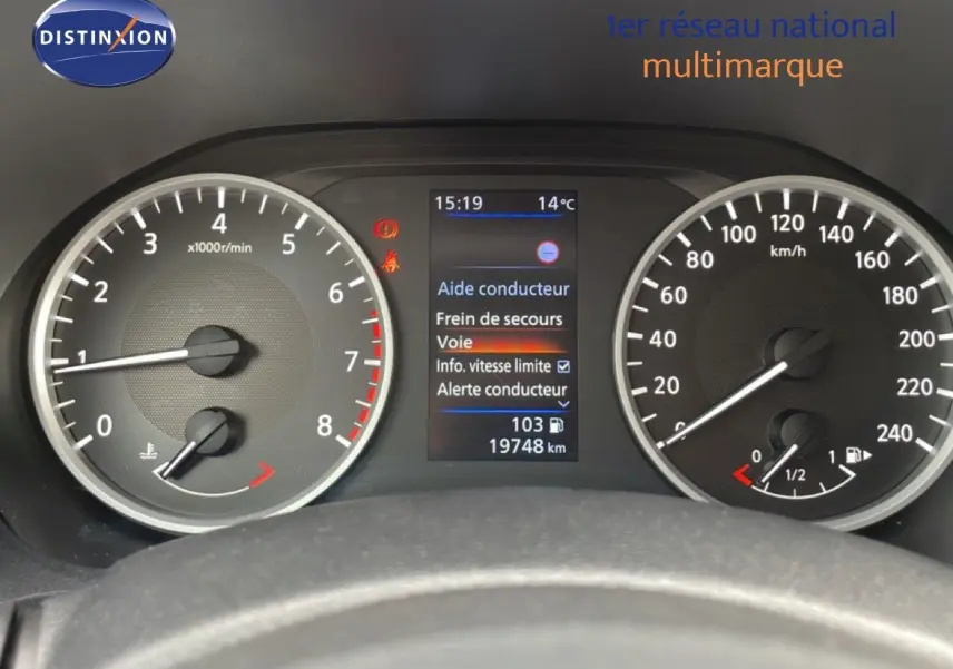 Vue rapprochée du tableau de bord du Nissan Juke 2023, affichant compte-tours, vitesse et écran d'aide conducteur.