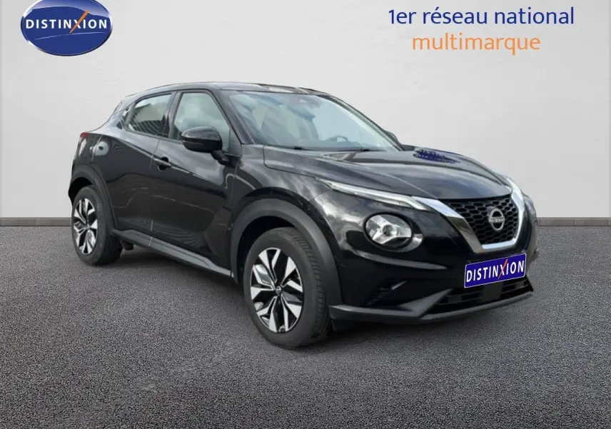 Nissan Juke noir perle métal en 3/4 avant droit, avec jantes alliage et calandre distinctive V-Motion.