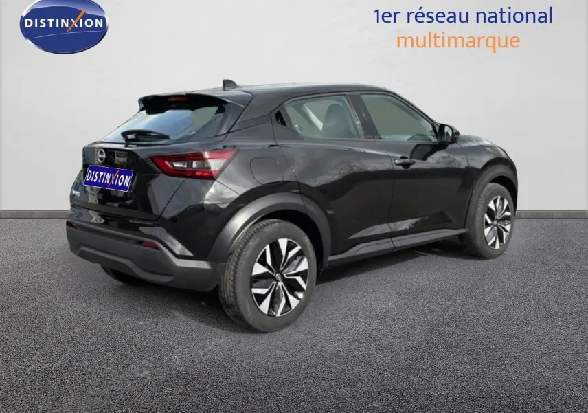 Vue 3/4 arrière droite d'un Nissan Juke noir perle métal 2023 avec jantes alliage et lignes dynamiques.