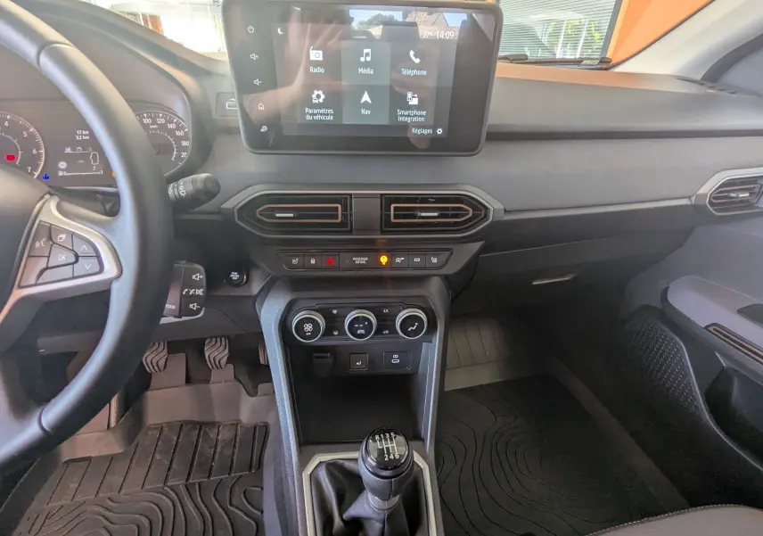 Vue intérieure du tableau de bord et console centrale du Dacia Jogger gris schiste, avec écran tactile et boîte manuelle.