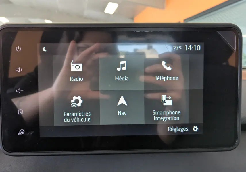 Écran tactile central du tableau de bord du Dacia Jogger affichant les options Radio, Média, Téléphone, Navigation et Paramètres.