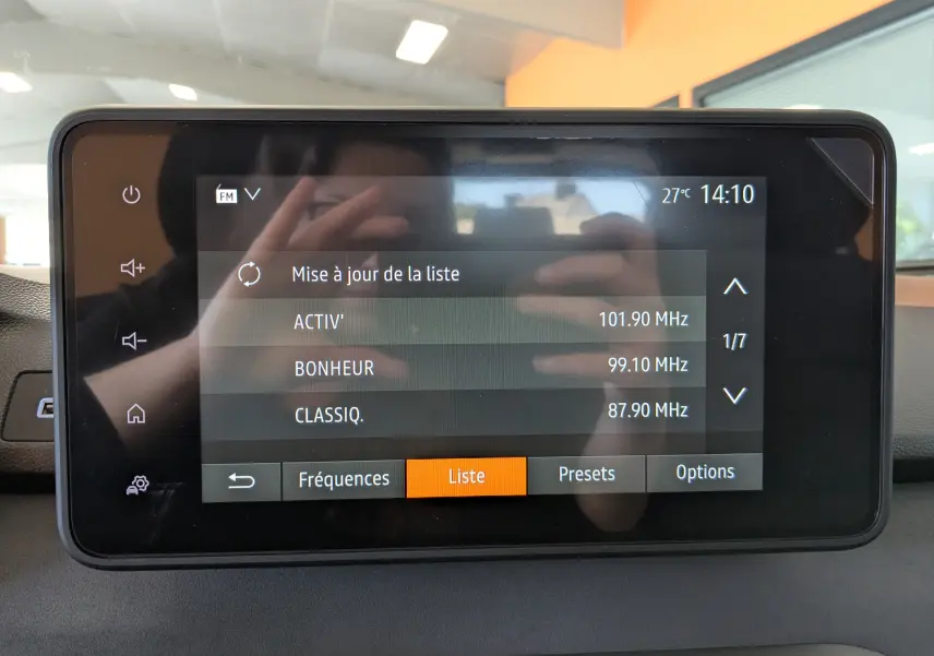 Écran tactile central du tableau de bord du Dacia Jogger affichant la liste des stations radio FM.