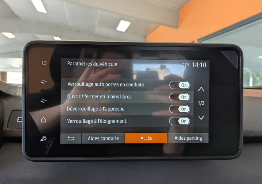 Écran tactile intérieur du tableau de bord du Dacia Jogger affichant les paramètres d'accès au véhicule.