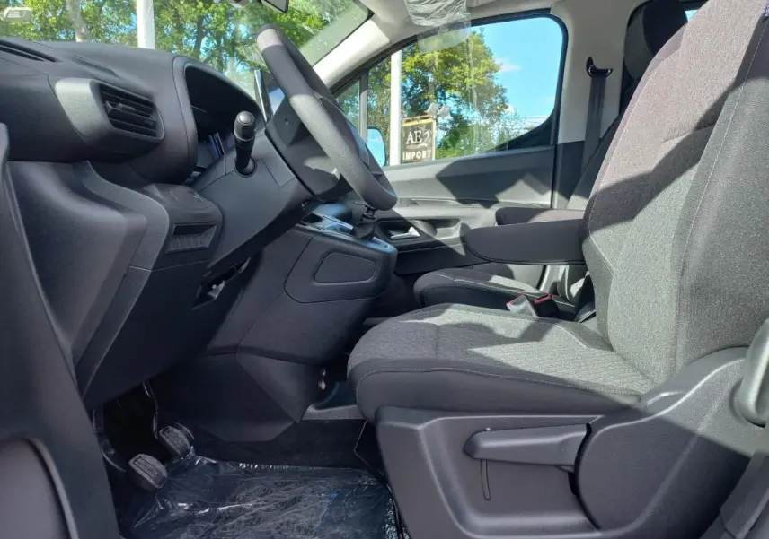 Vue intérieure côté conducteur de l’Opel Combo LIFE Elegance M 2025, sièges gris et tableau de bord noir.