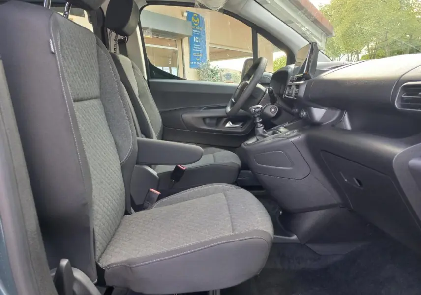Vue intérieure côté gauche de l’Opel Combo Life Elegance M 2025, sièges gris et tableau de bord moderne.