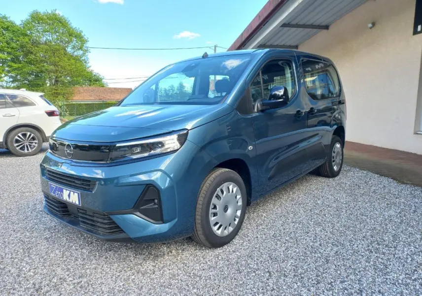 Opel Combo LIFE Elegance M bleu Diesel 2025 en 3/4 avant droit, avec calandre noire et jantes acier.
