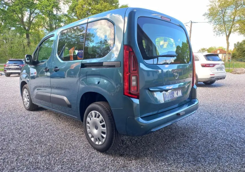 Opel Combo Life Elegance M bleu, vue 3/4 arrière droit, avec vitres latérales teintées et hayon fermé.