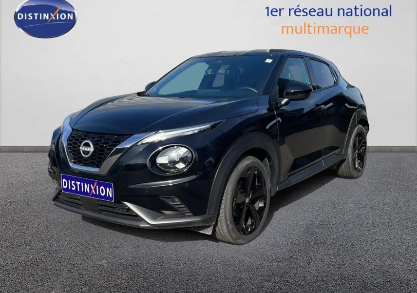 Nissan Juke noir Kuro Metal en 3/4 avant droit, avec jantes noires et calandre distinctive V-Motion.
