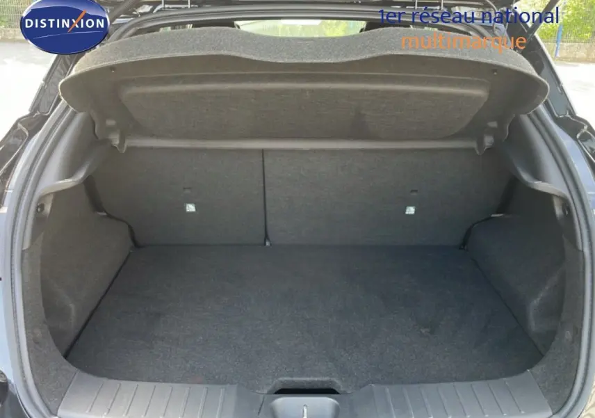 Coffre ouvert vu de l'arrière d'un Nissan Juke 2025 noir Kuro Metal, montrant un espace de chargement propre et spacieux.