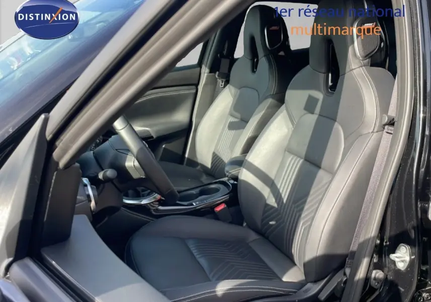 Vue intérieure côté conducteur du Nissan Juke noir Kuro Metal 2025, mettant en valeur les sièges en cuir et le volant multifonction.